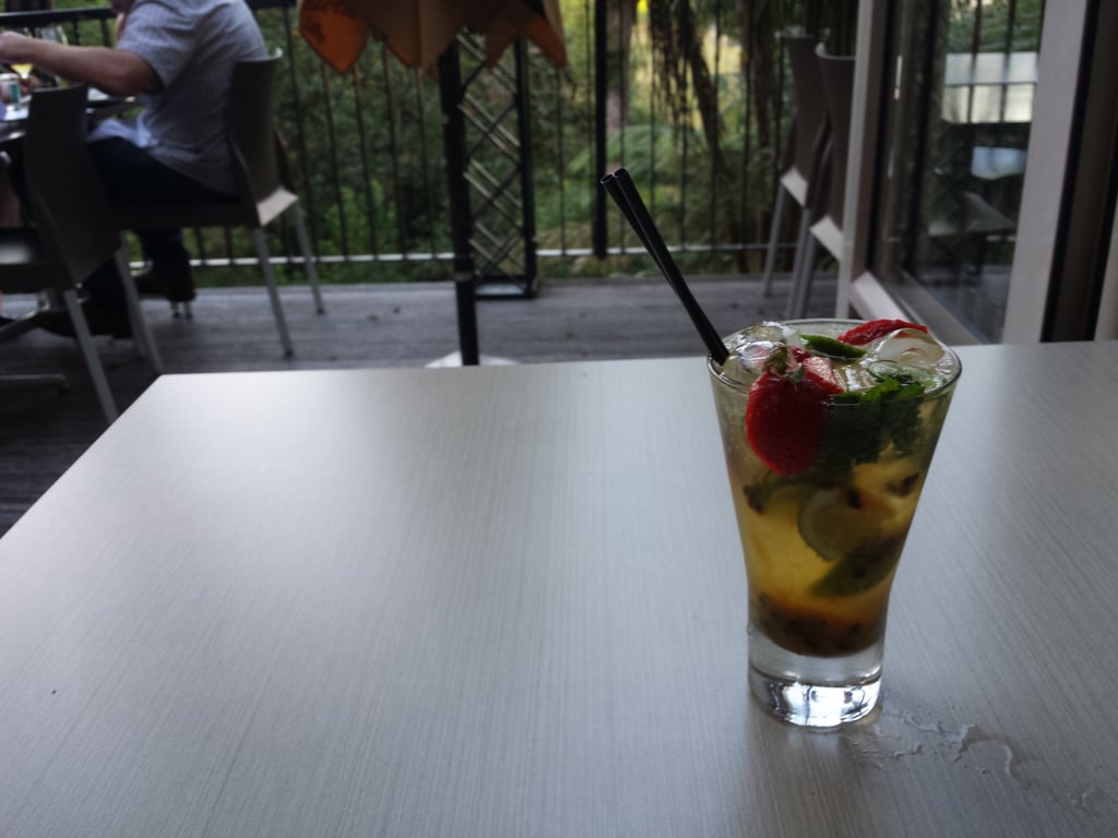 En fargerik mocktail servert i et glass med pynt