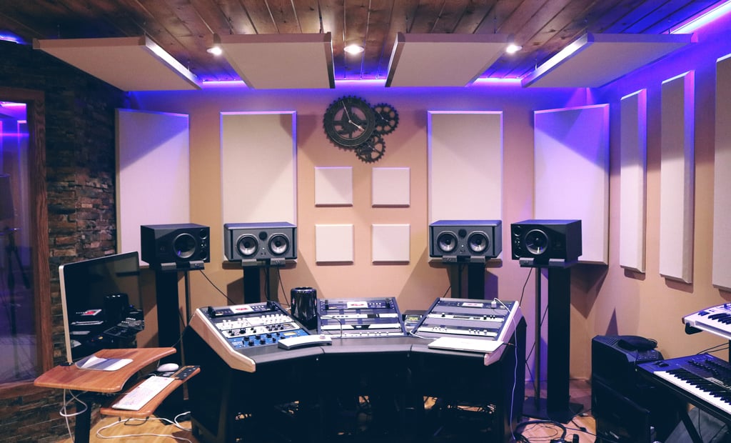 Mikserbord i et musikkstudio med rader av fadere og knapper