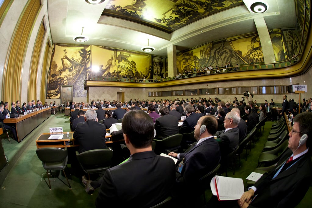 Møtesal med delegatpulter i Palais des Nations i Genève