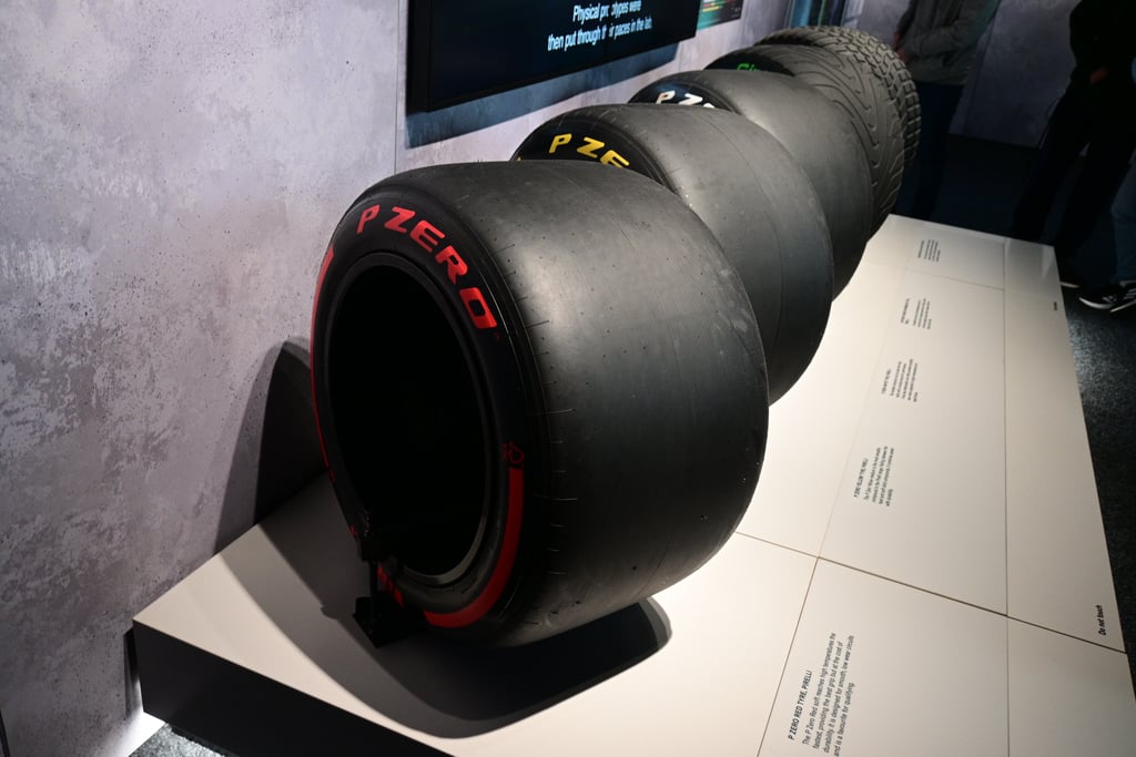 Oppstilte Formel 1-dekk fra Pirelli på en utstilling