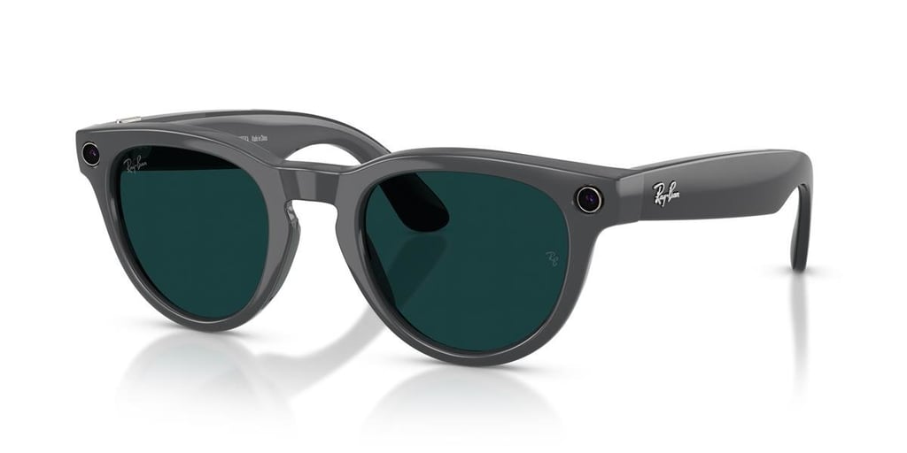 Ray-Ban Meta Headliner sett fra siden med kameralinsen synlig i frontkanten av innfatningen