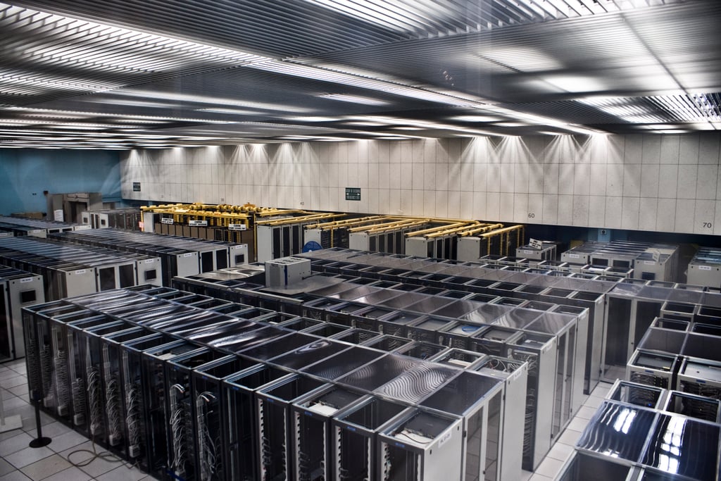 Serverrack med kabler og lysdioder i CERNs datasenter
