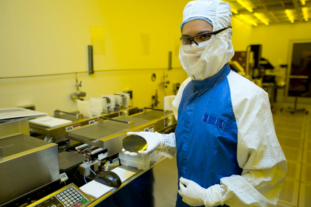 Forsker holder en blank silisiumwafer opp mot lyset