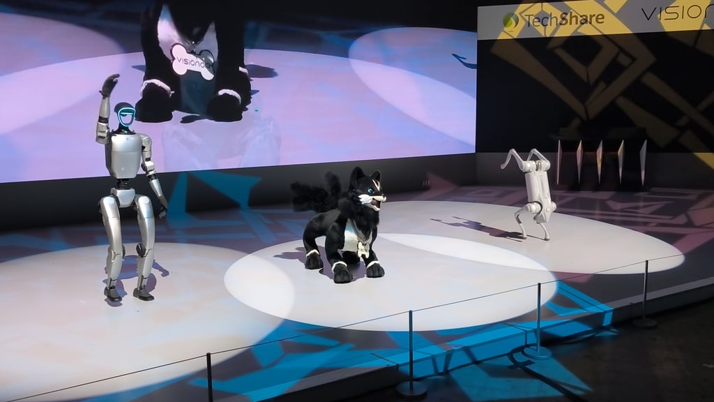 Humanoide roboter fra Unitree oppstilt på en scene under en teknologimesse