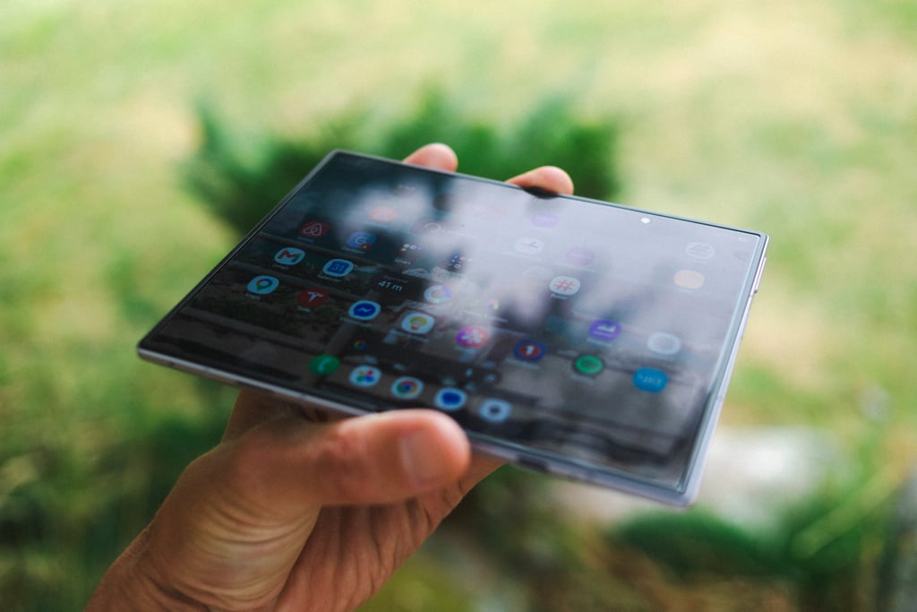 Nærbilde av hengselet og bretten på Samsung Galaxy Z Fold8