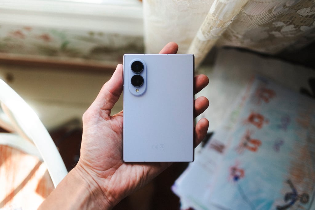 Samsung Galaxy Z Fold8 sett fra siden, sammenbrettet