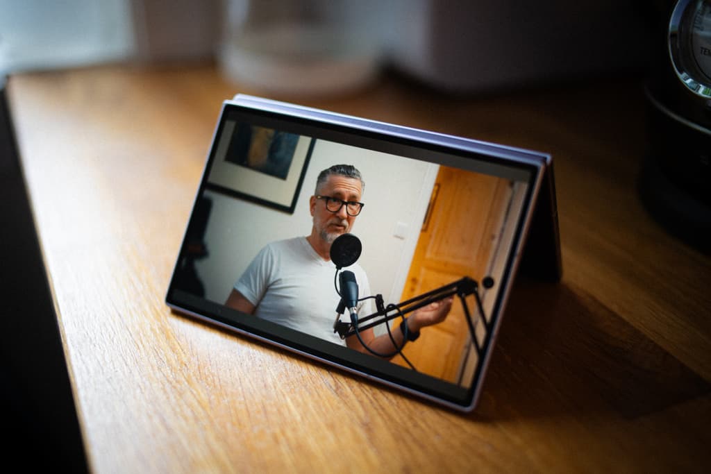 Samsung Galaxy Z Fold8 fotografert utbrettet, sett ovenfra