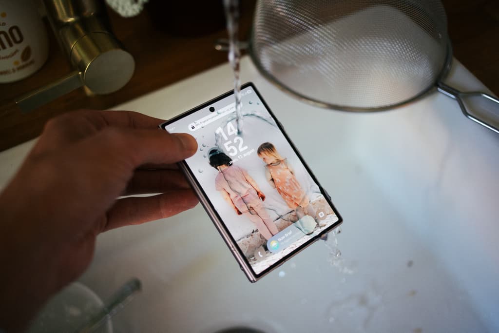 Samsung Galaxy Z Fold8 sett fra kanten, hengselet synlig