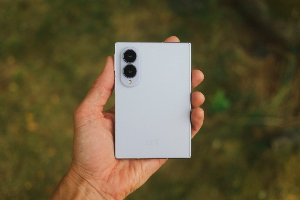 Samsung Galaxy Z Fold8 sett fra kanten, som viser hengselet