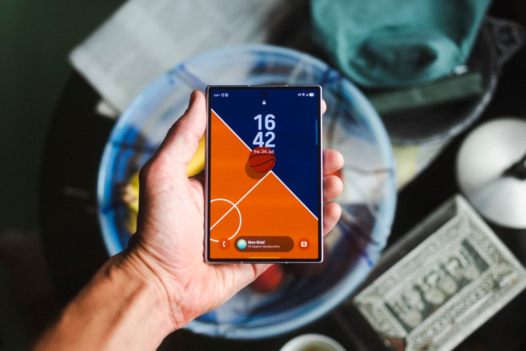 Samsung Galaxy Z Fold8 liggende sammen med en vanlig telefon