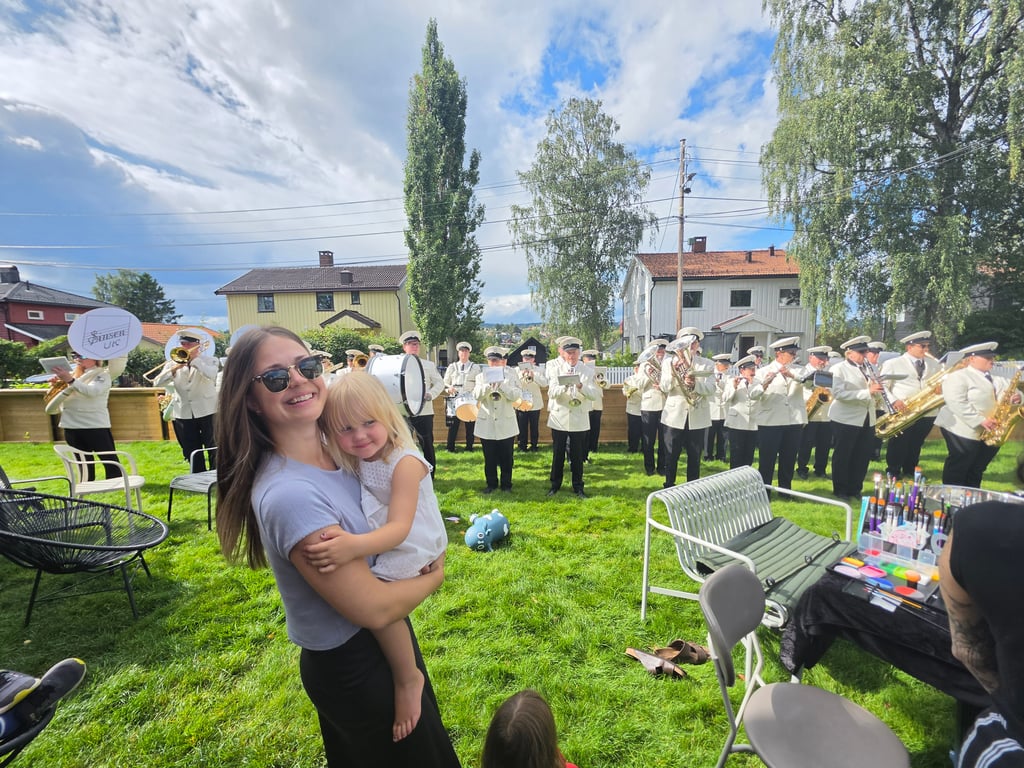 Orkester fotografert utendørs med ultravidvinkelkameraet på Z Fold8
