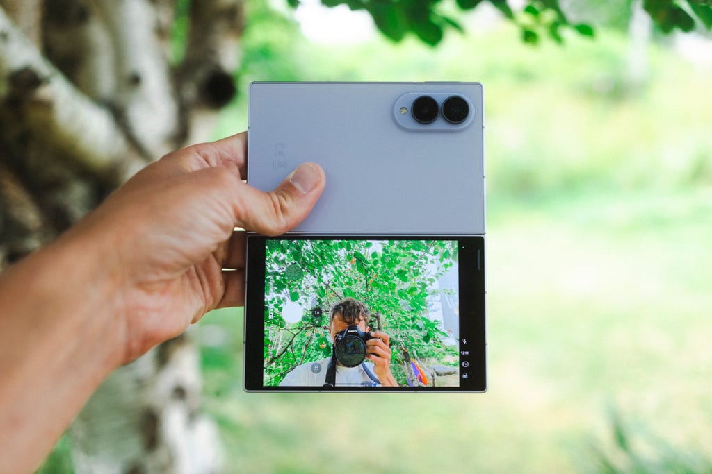 Selfie tatt med hovedkameraet på Samsung Galaxy Z Fold8, brettet halvveis