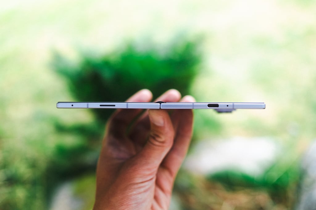 Samsung Galaxy Z Fold8 sett fra siden, sammenbrettet, som viser den slanke formen