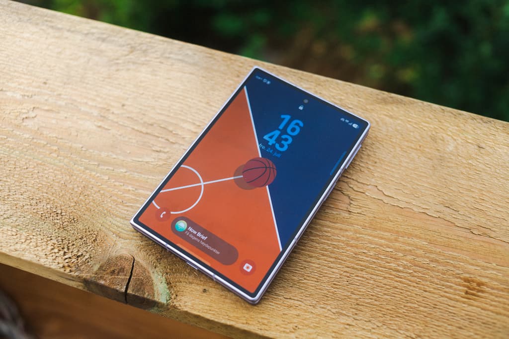 Samsung Galaxy Z Fold8 sett som en liten bok, halvveis brettet