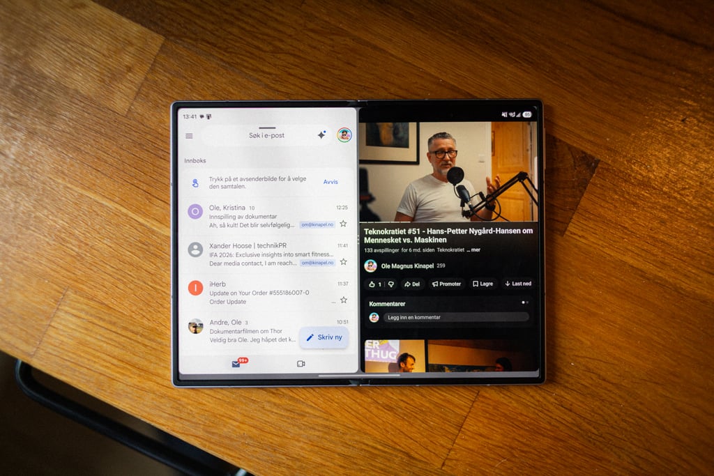 Delt skjerm på Samsung Galaxy Z Fold8 med to apper åpne samtidig