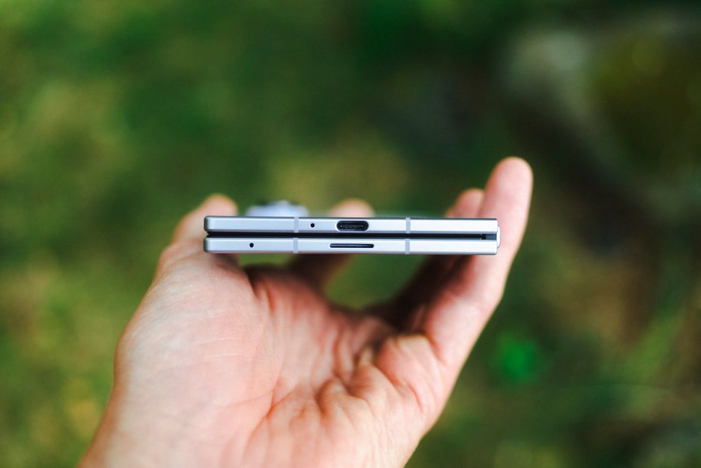 Nærbilde av USB-C-porten på Samsung Galaxy Z Fold8