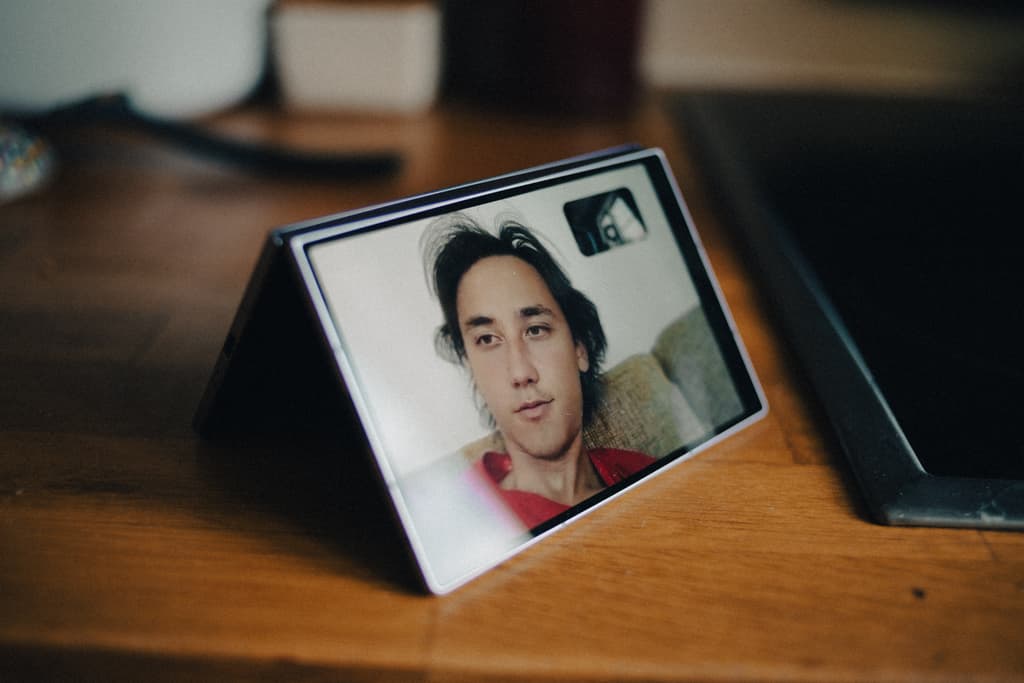 Samsung Galaxy Z Fold8 satt opp som et telt under en videosamtale