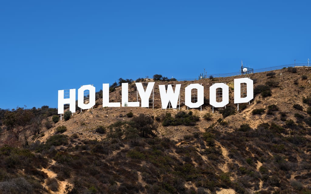 Hollywood-skiltet på åssiden i Los Angeles mot blå himmel
