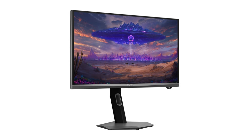 AOC AGON PRO AGP257FT sett skrått fra venstre, med et fantasylandskap på skjermen