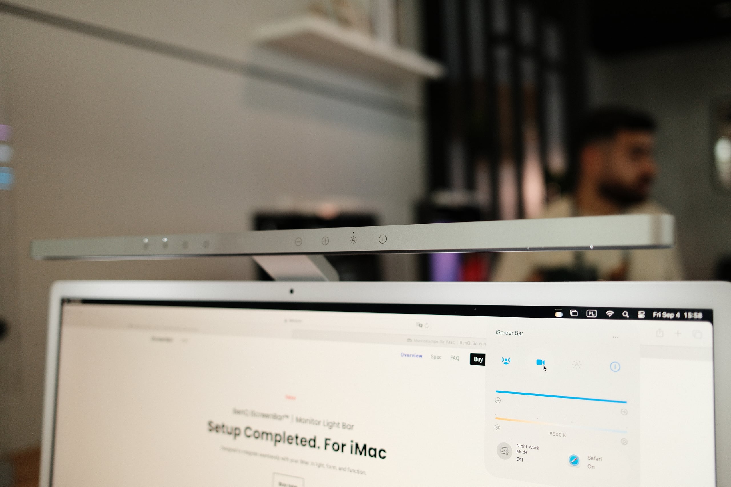 iScreenBar montert på toppen av en iMac med macOS-appen åpen på skjermen
