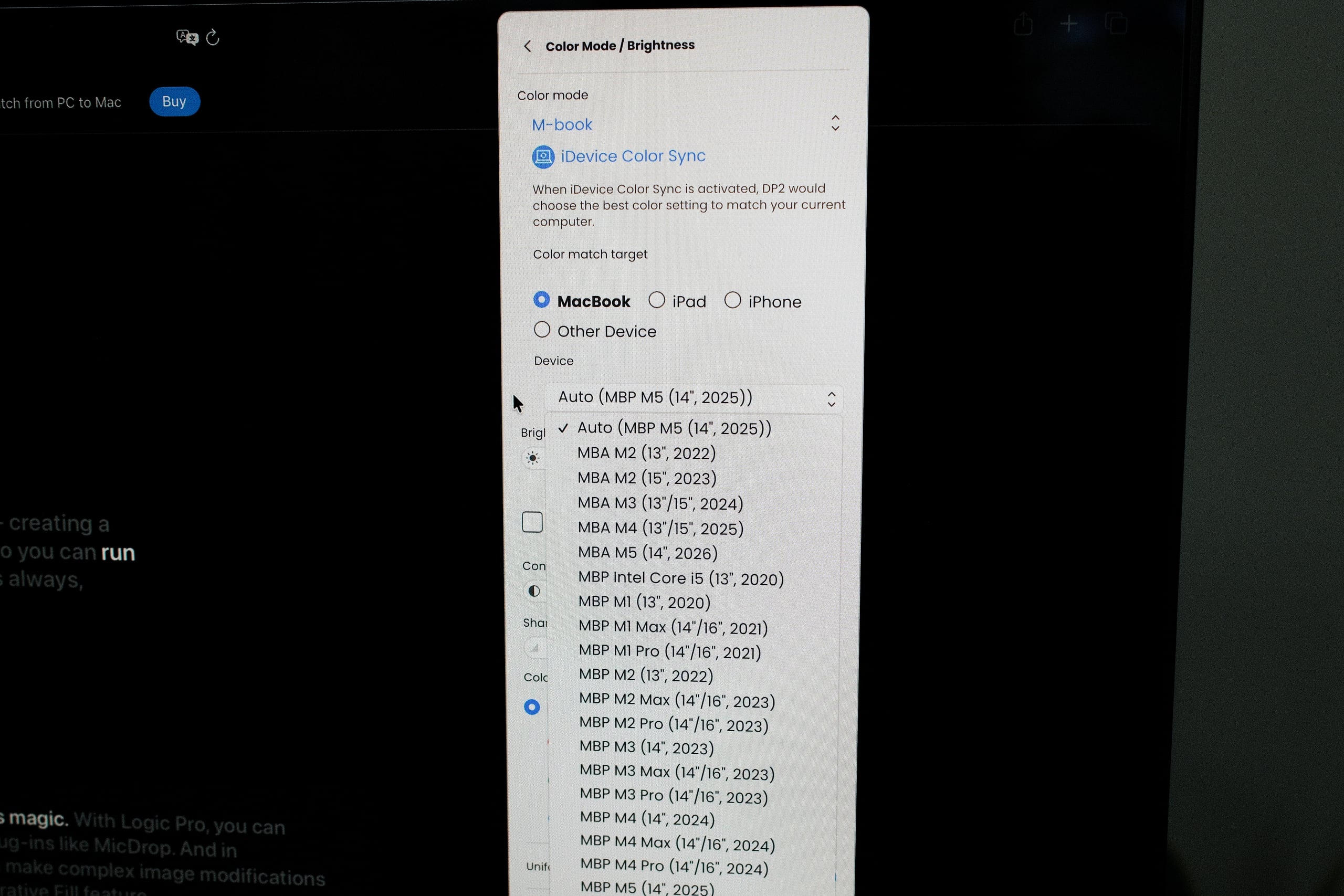 BenQ-skjermapp med nedtrekksliste over MacBook-modeller for fargetilpasning