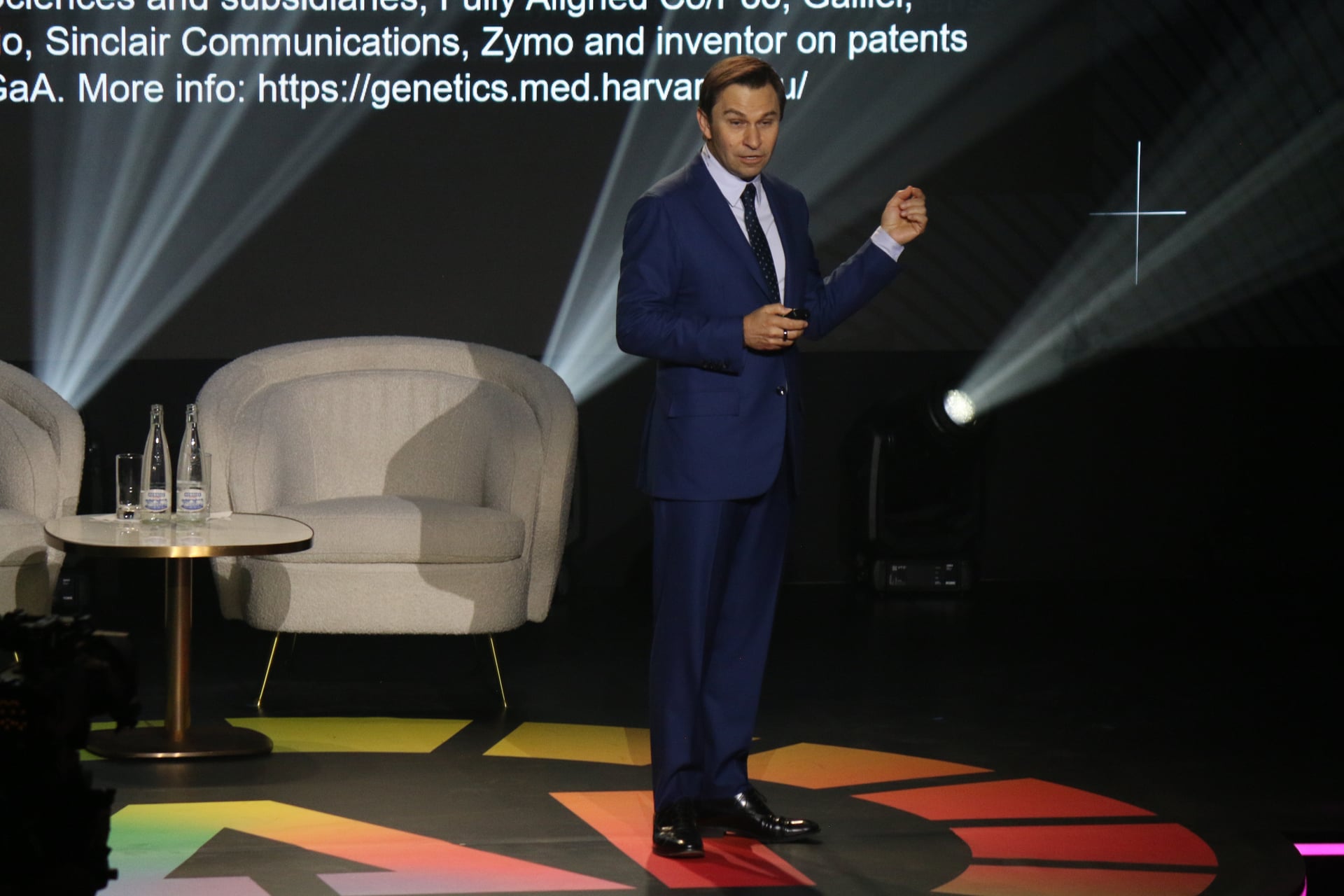 David Sinclair i mørk dress på scenen under AI for Good-toppmøtet i 2025