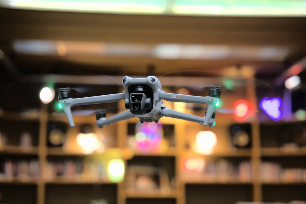 Firepropellers drone som svever stille i luften utendørs