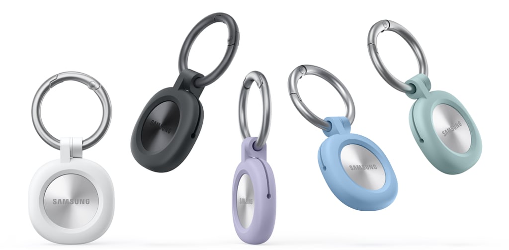 Fem Galaxy SmartTag3-brikker i hvite, svarte, lilla, blå og grønne silikondeksler med metallring