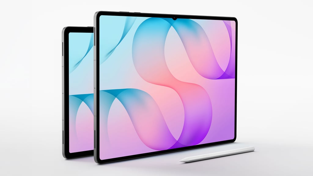 Galaxy Tab S12 Ultra og Galaxy Tab S12+ i grått side om side, med en hvit S Pen foran