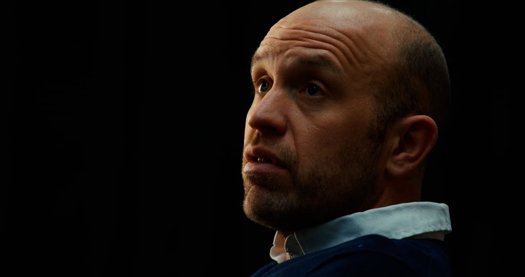 Gaute Brochmann i profil mot mørk bakgrunn