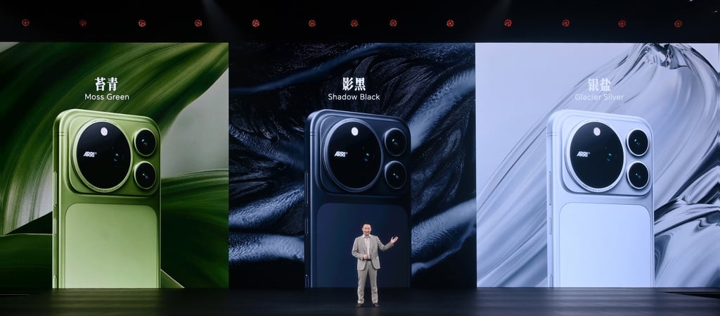 Honor Magic 9 Pro Max i grønt, svart og sølv på storskjerm under lanseringen i Beijing