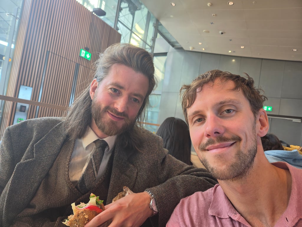 Julian og Ole på flyplassen på vei til IFA