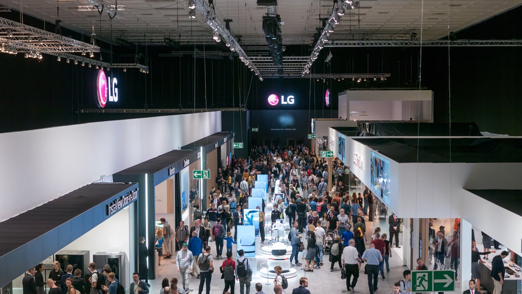 LGs stand på IFA, med selskapets logo godt synlig over messegulvet