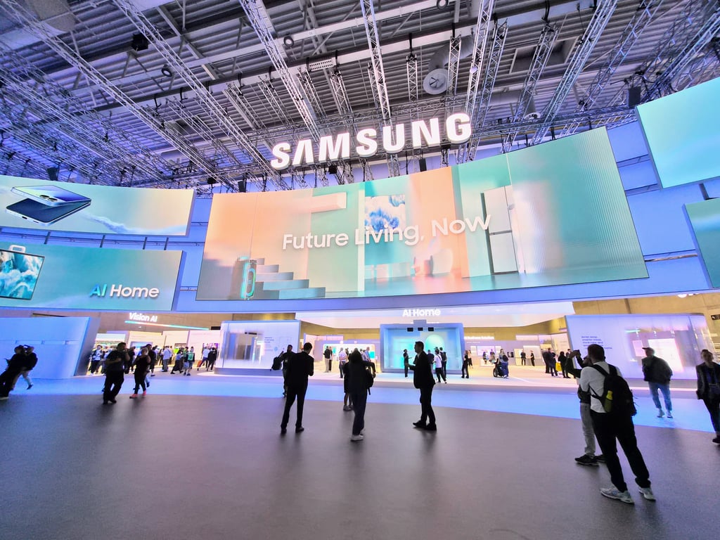 Samsungs stand på IFA, med skjermer som viser "Future Living, Now"