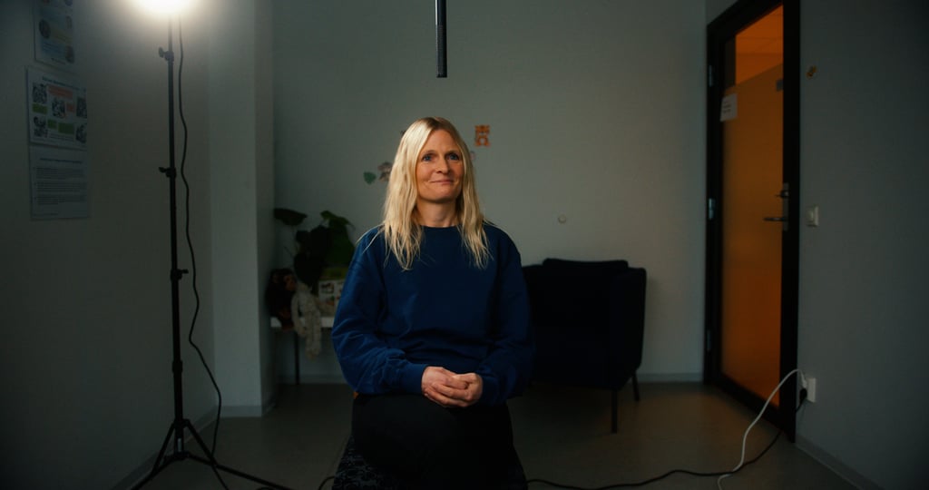 Ingvild Vatle i et lyst rom på helsestasjonen