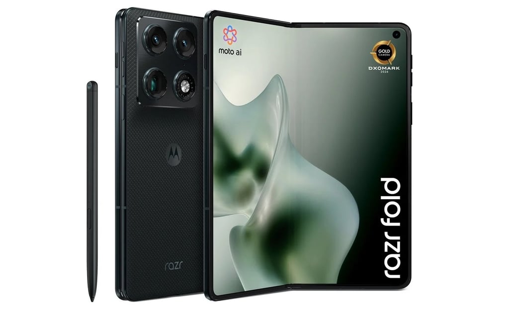 Motorola Razr Fold brettet ut, sett bakfra, med kameramodulen synlig