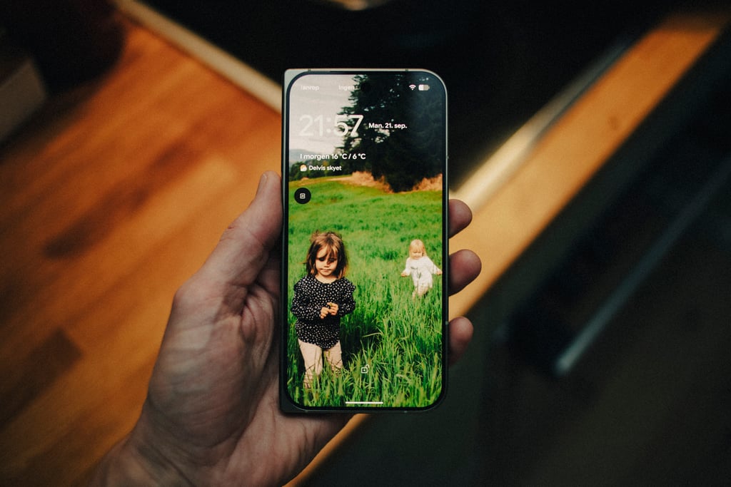 Google Pixel 11 Pro Fold sammenbrettet med låseskjerm som viser et bilde av to barn i gresset