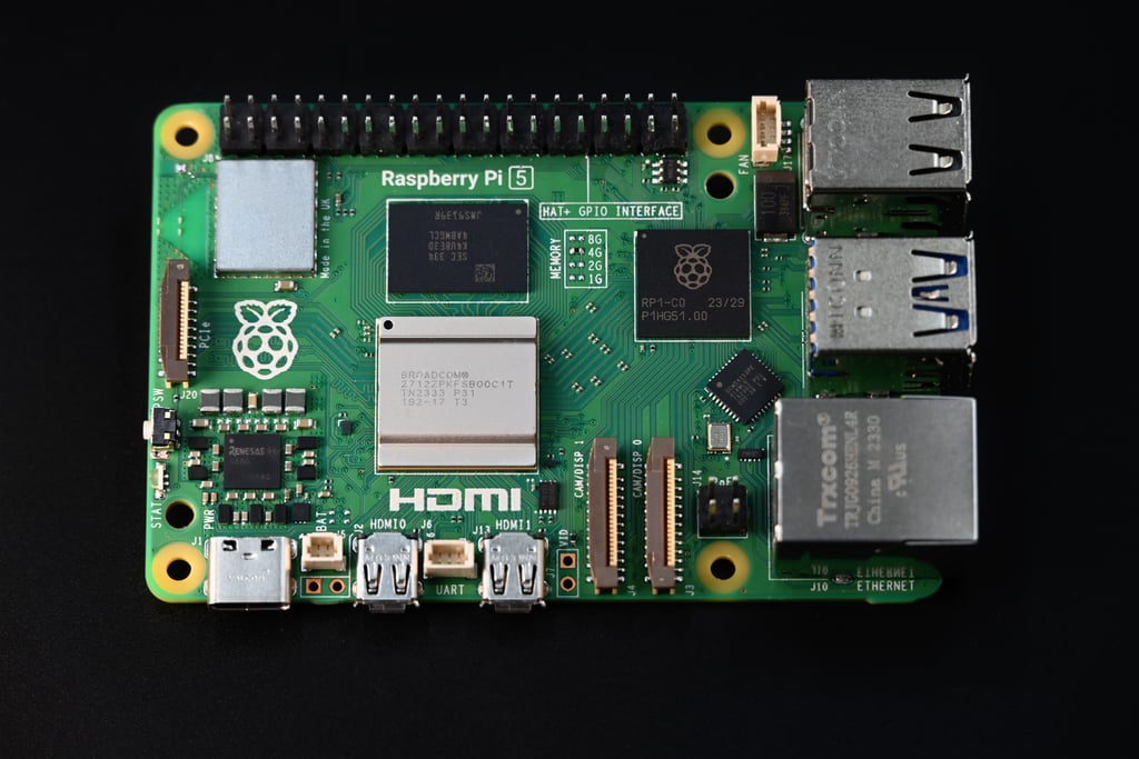 Raspberry Pi-kretskort sett ovenfra med tilkoblinger langs kanten