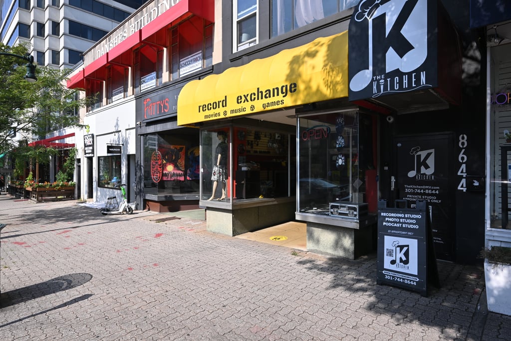 Fasaden til musikkbutikken Record Exchange i Silver Spring i Maryland, med skilt for musikk, film og spill