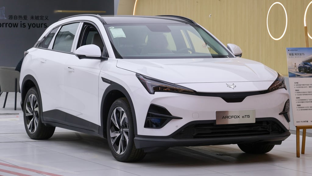 Hvit Arcfox Alpha T5 utstilt i en bilforretning i Shanghai
