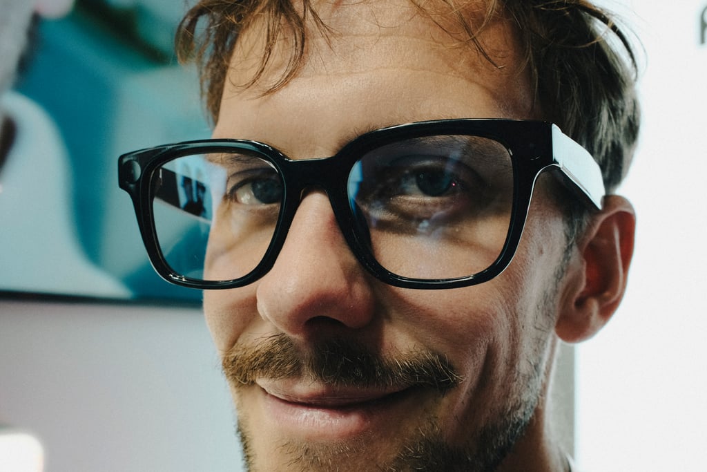 Nærbilde av Rokid Glasses på ansiktet, kameraet synlig i innfatningen