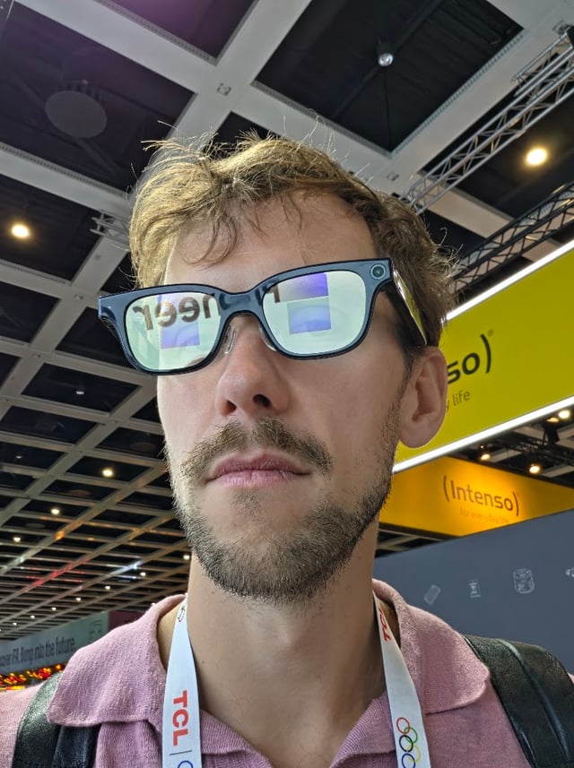 Speilvendt tekst lyser i høyre brilleglass på Rokid Glasses
