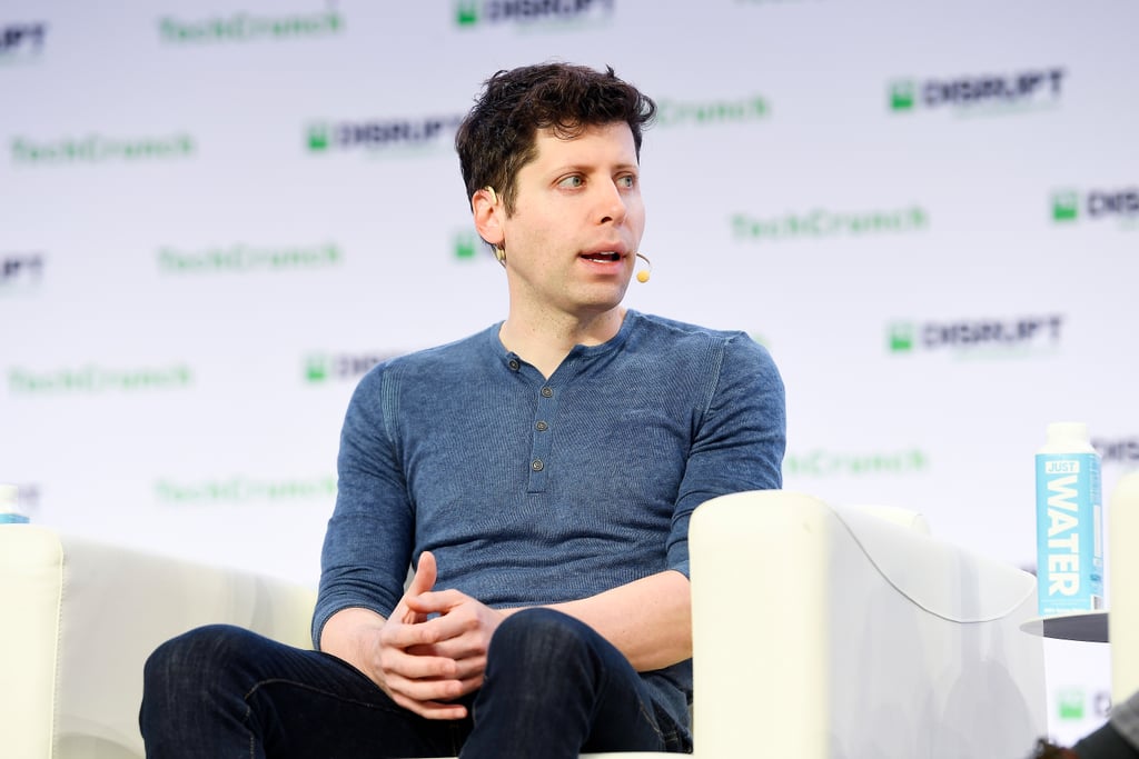 OpenAI-sjef Sam Altman sitter i en hvit stol på scenen under en teknologikonferanse i San Francisco