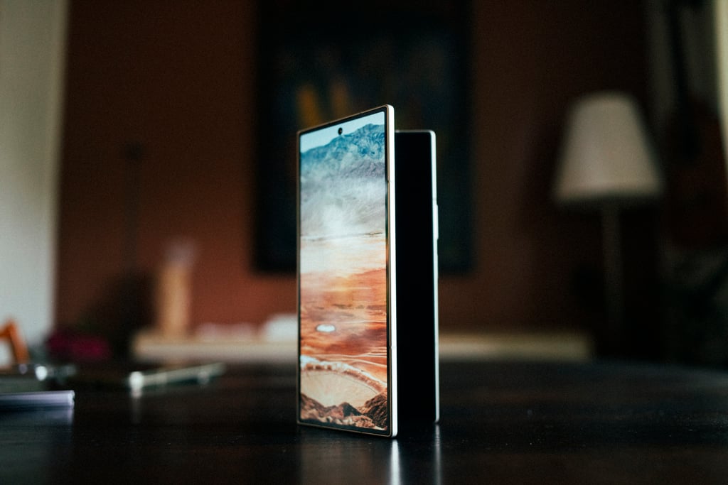 Samsung Galaxy Z Fold8 Ultra stående sammenbrettet på et bord med ytterskjermen på