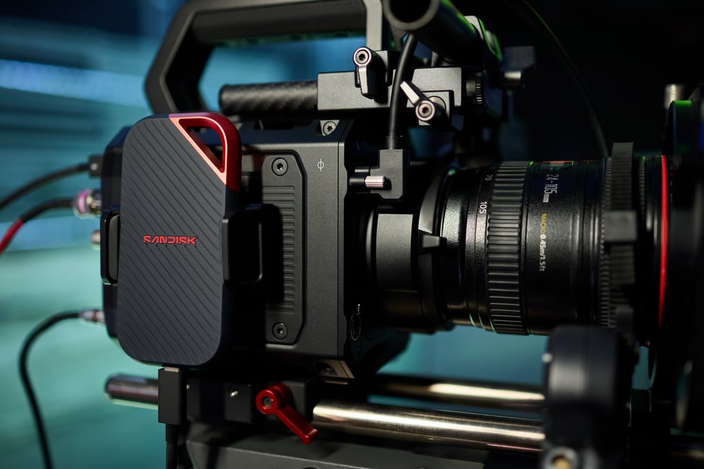 Sandisk Extreme PRO Portable SSD montert på et filmkamera med kabler