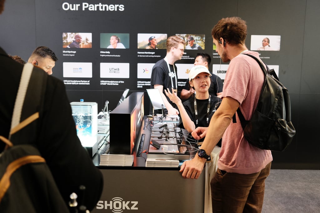 Besøkende prøver Shokz-hodetelefoner ved standen på IFA i Berlin