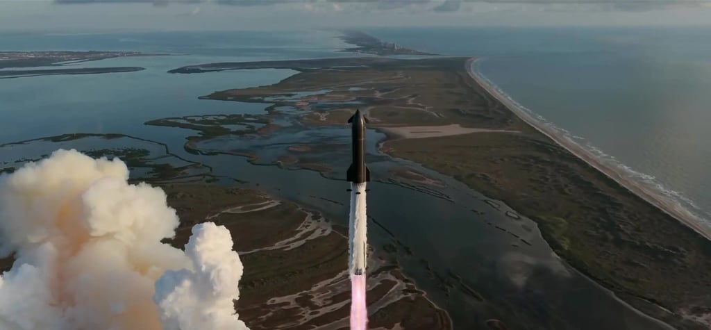 Starship stiger opp over kystlinjen ved Starbase i Texas, med røyk fra oppskytningsrampen