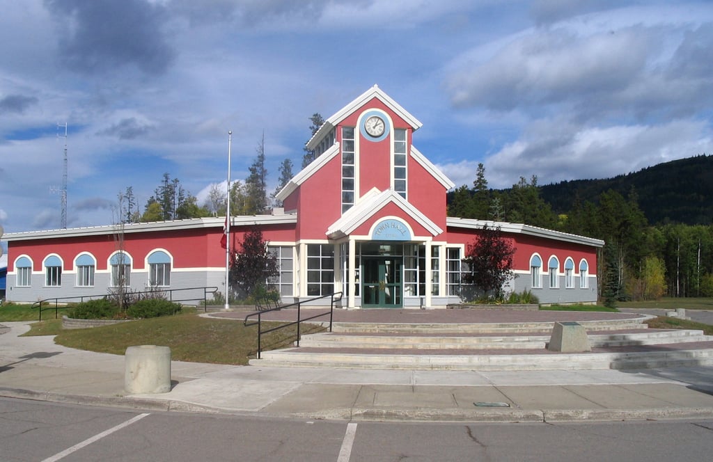 Rådhuset i Tumbler Ridge, en rød og hvit bygning med klokketårn
