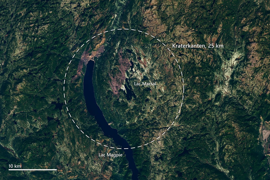 Satellittbilde av skog og innsjøer i Québec med kraterkanten tegnet inn som en stiplet hvit sirkel
