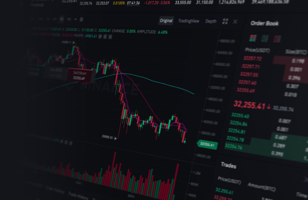 Mørk handelsskjerm hos Binance med en fallende kursgraf, ordrebok og handelsvolum